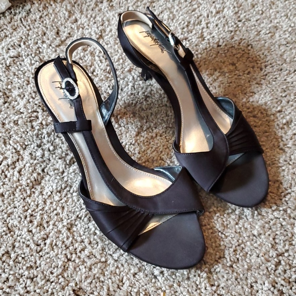 Jacqueline Ferrar Comfortable Kitten Heels